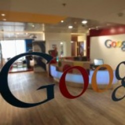 Logotipo do Google estampa parede do escritório da empresa em Tel Aviv, em Israel. (Foto: Baz Ratner / Reuters)